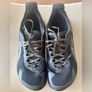 Altra Men's Olympus 5 Black/Gray Size 10.5. Please Check Pictures.